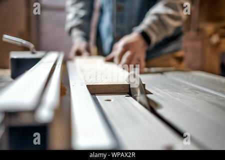 Kaukasische Mann, Teile aus Holz für Möbel auf Machine Tool namens dicke Hobel in der Schreinerei. Die Herstellung von Schnittholz Konzept Stockfoto