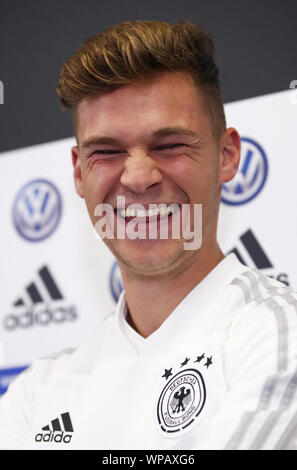 Belfast, UK. 08 Sep, 2019. Fußball: Nationalmannschaft, Pressekonferenz Deutschland vor dem EM-Qualifikationsspiel in Nordirland - Deutschland im Windsor Park Stadion. Nationale Spieler Joshua Kimmich lacht. Credit: Christian Charisius/dpa/Alamy leben Nachrichten Stockfoto