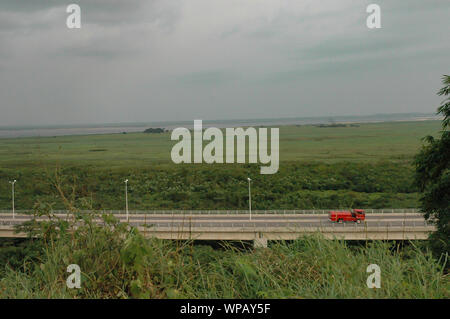 Red Truck auf einer Autobahn in Kongo Brazzaville. Stockfoto