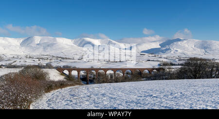 Die stillgelegte Firbank Viadukt mit dem howgill Fells im Hintergrund, mit Schnee bedeckt. Cumbria, Großbritannien.