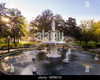 Brunnen in berühmten Forsyth Park in Savannah, Georgia, in der Morgendämmerung. Stockfoto