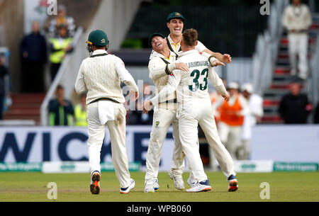 Warum nicht in Australien Labuschagne (rechts) feiert den Wicket von England's Jack Lauge mit David Warner (links) und Mitchell Starc (Mitte) während der Tag 5 des vierten Asche Test im Emirates Old Trafford, Manchester. Stockfoto