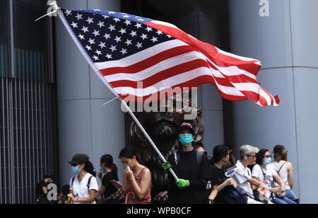 Hongkong, China. 8. Sep 2019. Eine weibliche Demonstrant Wellen amerikanische Flagge vor der Bronzenen Löwen Statue an der HSBC Hauptquartier die gemeinhin als Symbol der ehemaligen Hong Kong-British Kolonie von den Bürgern gesehen. Sept-8, 2019 Hong Kong. ZUMA/Liau Chung-ren Credit: Liau Chung-ren/ZUMA Draht/Alamy Live News Credit: ZUMA Press, Inc./Alamy leben Nachrichten Stockfoto