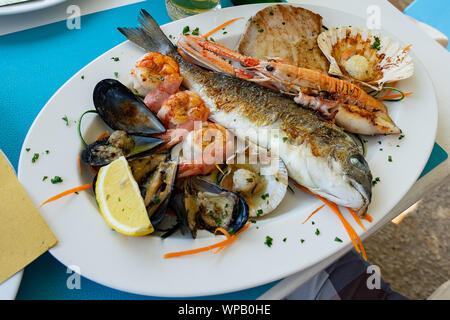 Fisch und Meeresfrüchte fisch Servierplatte in Cres Insel Cres Kroatien mit Thunfisch Garnelen und Muscheln Stockfoto