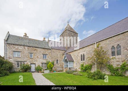 Im 12. Jahrhundert Penmon Priorat und St Seiriol's Church auf der Insel Anglesey, Nordwales, Großbritannien Stockfoto