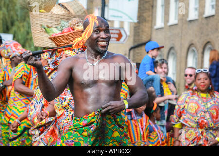 Hackney, London, UK. 08 Sep, 2019. Teilnehmer und Nachtschwärmer genießen Sie einen großen, ruhigen und lustige Hackney Karneval 2019 Parade im schönsten Sonnenschein, renommierte Kreativität des Bezirks und Vielfalt widerspiegelt. Credit: Imageplotter/Alamy leben Nachrichten Stockfoto