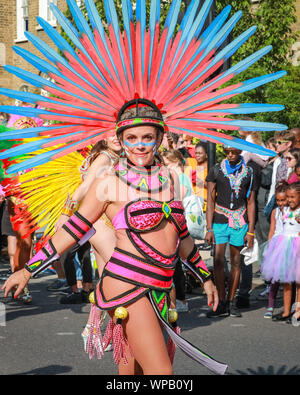 Hackney, London, UK. 08 Sep, 2019. Teilnehmer und Nachtschwärmer genießen Sie einen großen, ruhigen und lustige Hackney Karneval 2019 Parade im schönsten Sonnenschein, renommierte Kreativität des Bezirks und Vielfalt widerspiegelt. Credit: Imageplotter/Alamy leben Nachrichten Stockfoto