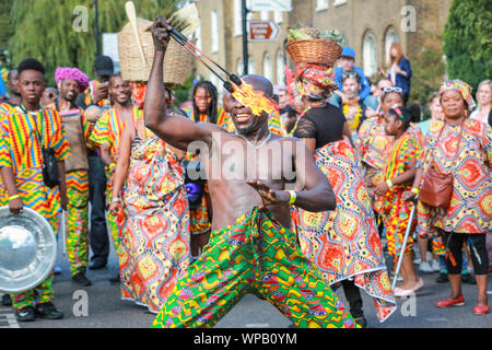 Hackney, London, UK. 08 Sep, 2019. Teilnehmer und Nachtschwärmer genießen Sie einen großen, ruhigen und lustige Hackney Karneval 2019 Parade im schönsten Sonnenschein, renommierte Kreativität des Bezirks und Vielfalt widerspiegelt. Credit: Imageplotter/Alamy leben Nachrichten Stockfoto