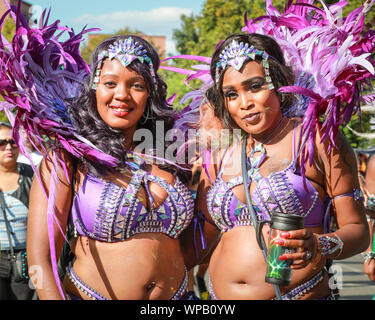 Hackney, London, UK. 08 Sep, 2019. Teilnehmer und Nachtschwärmer genießen Sie einen großen, ruhigen und lustige Hackney Karneval 2019 Parade im schönsten Sonnenschein, renommierte Kreativität des Bezirks und Vielfalt widerspiegelt. Credit: Imageplotter/Alamy leben Nachrichten Stockfoto