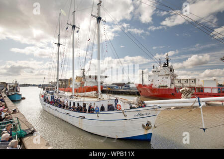 8. September 2019. Great Yarmouth Maritime Festival. Festival Besucher Rückkehr nach Ausflug auf dem hohen Schiff Minerva. Stockfoto