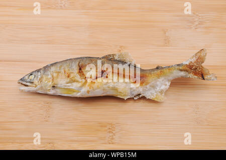 Gegrillter Fisch mit Salz sweetfish Japanische Gerichte Ayu no shioyaki auf Tisch isoliert Stockfoto