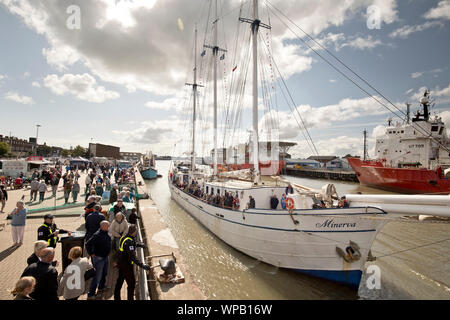 8. September 2019. Great Yarmouth Maritime Festival. Festival Besucher Rückkehr nach Ausflug auf dem hohen Schiff Minerva. Stockfoto