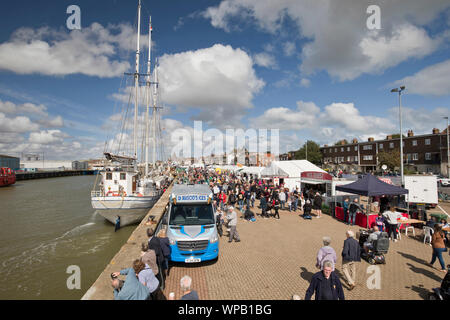 8. September 2019. Great Yarmouth Maritime Festival. Die Yarmouth 20 maritime Festival auf die Städte historische South Quay, mit alten und modernen Schiffen zu sehen und in einigen Fällen zu erkunden, shanty Volksmusik, Re-enactors und verschiedene Vorführungen und Ausstellungen. Stockfoto