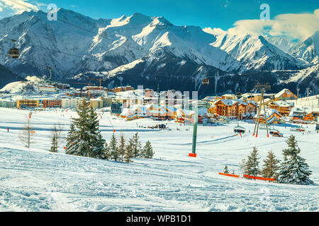 Beliebte alpine Winter Skigebiet in den Französischen Alpen. Malerische Stadtbild mit Seilbahnen und Skipisten in den Bergen, Alpe d Huez, Frankreich, Europa Stockfoto