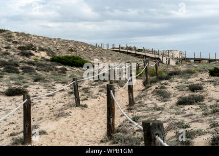 Die Cami de Cavalls Spaziergang entlang der Küste in der Nähe von Son Bou in Menorca Insel. Stockfoto