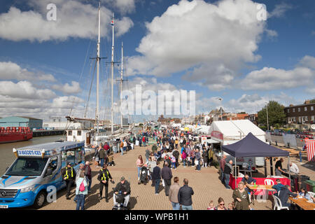 8. September 2019. Great Yarmouth Maritime Festival. Die Yarmouth 20 maritime Festival auf die Städte historische South Quay, mit alten und modernen Schiffen zu sehen und in einigen Fällen zu erkunden, shanty Volksmusik, Re-enactors und verschiedene Vorführungen und Ausstellungen. Stockfoto