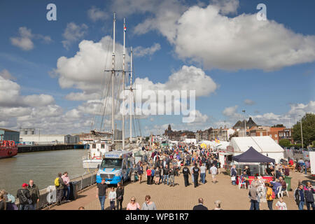 8. September 2019. Great Yarmouth Maritime Festival. Die Yarmouth 20 maritime Festival auf die Städte historische South Quay, mit alten und modernen Schiffen zu sehen und in einigen Fällen zu erkunden, shanty Volksmusik, Re-enactors und verschiedene Vorführungen und Ausstellungen. Stockfoto