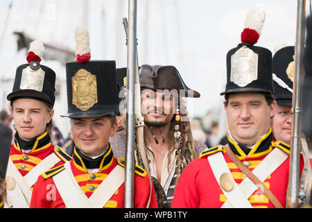 8. September 2019. Great Yarmouth Maritime Festival. Captain Jack Sparrow, gespielt von look-alike Matt Harris, in der Obhut des East Norfolk Miliz Re-enactment-Gruppe. Stockfoto