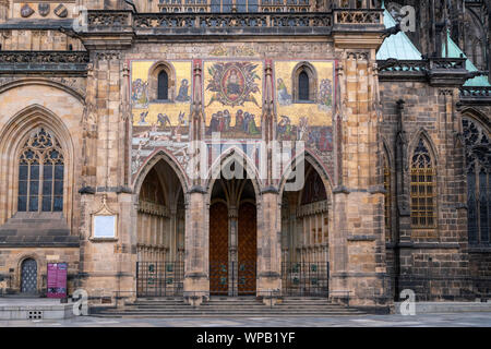 Golden Gate auf dem gotischen St. Veitsdom in Prag, Tschechische Republik mit Mosaik des Letzten Gerichts und Beschriftung der Namen der 6 Tschechischen pa Stockfoto