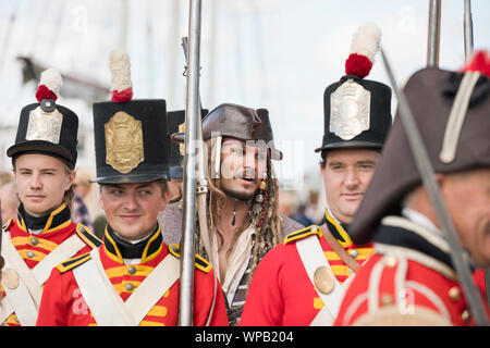 8. September 2019. Great Yarmouth Maritime Festival. Captain Jack Sparrow, gespielt von look-alike Matt Harris, in der Obhut des East Norfolk Miliz Re-enactment-Gruppe. Stockfoto