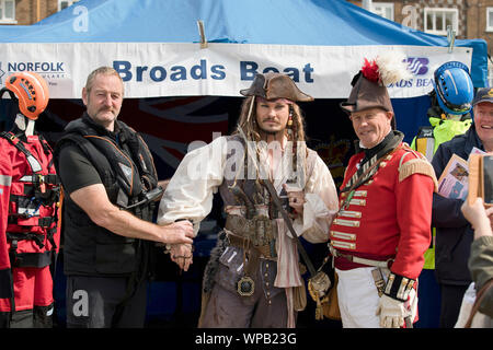 8. September 2019. Great Yarmouth Maritime Festival. Captain Jack Sparrow, gespielt von look-alike Matt Harris, an der Polizei Norfolk Broads Beat officer Derek Rutter von Peter Heide übergeben aus dem Osten Norfolk Miliz Re-enactment-Gruppe. Stockfoto