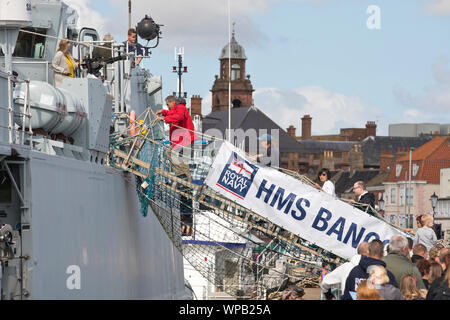 Great Yarmouth Maritime Festival. Besucher erhalten um zu schauen und einige der Waffen an Bord der HMS Bangor, ein Sandown-Klasse Mine Counter-Measures Gefäß (Mcmv), im Golf eingesetzt und an Clyde Marinestützpunkt, Schottland. Stockfoto