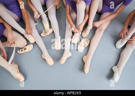 Ballerinas ziehen Ballettschuhe an. Stockfoto