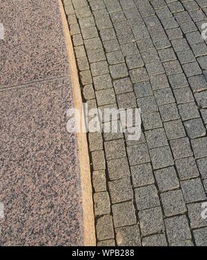 Granit Pflastersteine auf der Straße gelegt. Pflaster. Hintergrund Foto. Stockfoto