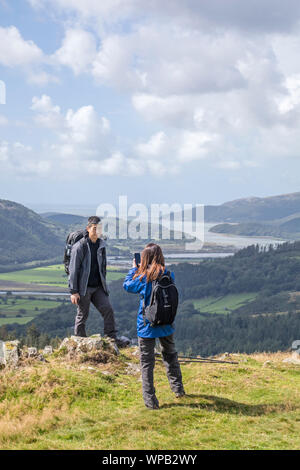 Junge Paar genießt die Aussicht über der Mündung des Mawddach vom Abgrund entfernt, Snowdonia National Park North Wales, Großbritannien
