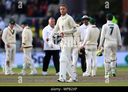 England's Stuart Breite verlässt das Feld während der Tag 5 des vierten Asche Test im Emirates Old Trafford, Manchester. Stockfoto