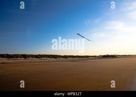 Bilder von farbenfrohen handgefertigten Drachen auf dem Drachenfest am Strand in Buren auf der Insel Ameland, August 2019 Stockfoto