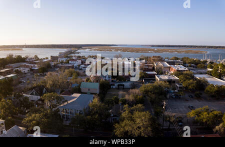 Luftaufnahme der kleinen Stadt Beaufort, South Carolina an der Atlantikküste. Stockfoto