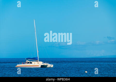 Katamaran auf einem sonnigen Blue Day im Pazifischen Ozean vor der Insel Maui, Hawaii, USA günstig Stockfoto