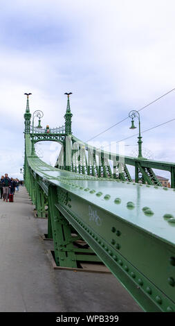 Budapest Ungarn 03 16 2019 Touristen und Einheimische überqueren Sie die Brücke der Freiheit in Budapest Stockfoto