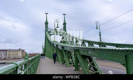 Budapest Ungarn 03 16 2019 Touristen und Einheimische überqueren Sie die Brücke der Freiheit in Budapest Stockfoto