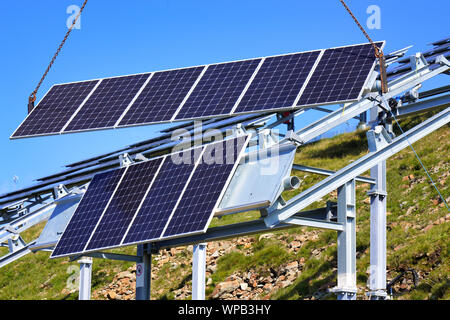 Mobilkran hebt eine Solarzelle auf dem System solar Bau Stockfoto