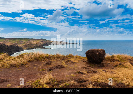 Boulder auf einen Rand der Klippe mit Blick auf den Pazifischen Ozean, Maui, Hawaii, USA Stockfoto