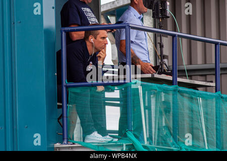 Penybont manager Rhys Griffiths auf der Gantry Bryntirion Park. Penybont v Bala Stadt JD Cymru Premier Gleiches an bryntirion Park am 7. September. Stockfoto