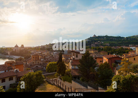 Die beste Aussicht auf Verona Hügel am Abend Stockfoto