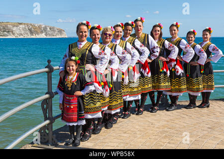 Swanage, Dorset UK. 8. September 2019. Menschenmassen strömen in der Küstenstadt Swanage das Tanzen zu genießen, mit über 50 dance Teams einschließlich Morris tanzen für Swanage Folk Festival an einem warmen sonnigen Tag. Zlaten Klas begeistern die Massen mit ihren traditionellen bulgarischen Tänzen. Credit: Carolyn Jenkins/Alamy leben Nachrichten Stockfoto