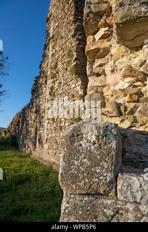 Die Ruinen der Burg Pendragon, angeblich der Vater von König Arthur, am Ufer des Flusses Eden in Mallerstang, Cumbria, Großbritannien. Stockfoto