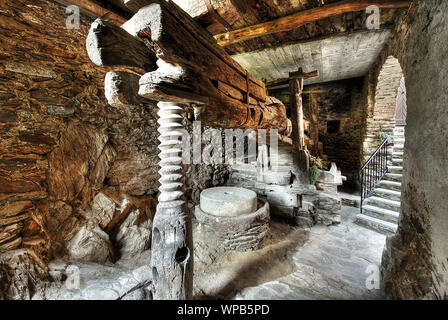 Sehr alte hölzerne Wein compactor im alten Dorf in Italien Berge Stockfoto