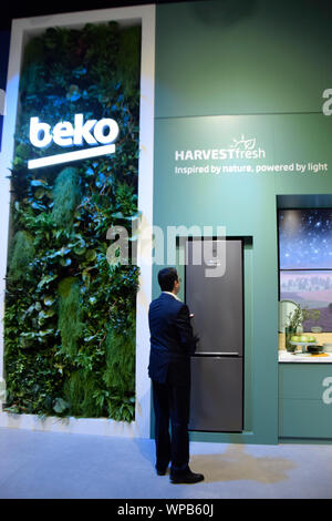 Berlin, Deutschland - 6. September 2019: Beko smart Kühlschränke Präsentation auf der IFA 2019 Stockfoto