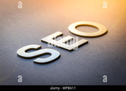 Wort SEO mit weißen festen Buchstaben auf einem Brett geschrieben Stockfoto