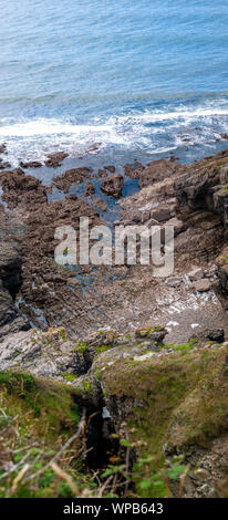 Ein Blick über den Rand des walisischen Küstenweges auf Gower, zwischen Limeslade und Rotherslade Bay, Swansea, Wales, Großbritannien. Stockfoto