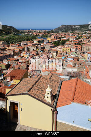 Luftaufnahme von der schönen Stadt Bosa an der sardischen Küste, durch die schiffbare Fluss Temo Stockfoto