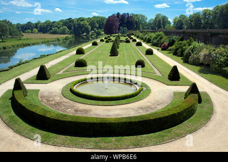 Garten und Le Loire Le Lude Chateau Chinon Frankreich Stockfoto