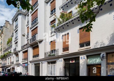 Abgesetzt - Terrasse Appartement Gebäude vom Architekten Henri Sauvage (1873-1932) bei 26, Rue Vavin. Es wurde 1912-1914 gebaut. Stockfoto