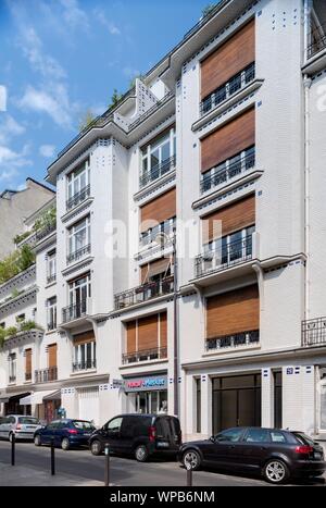 Abgesetzt - Terrasse Appartement Gebäude vom Architekten Henri Sauvage (1873-1932) bei 26, Rue Vavin. Es wurde 1912-1914 gebaut. Stockfoto