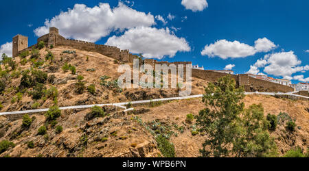 Maurischen Grenze Schloss, Blick von der Nationalstraße N 122, in Mertola, Distrikt Beja, Baixo Alentejo, Portugal Stockfoto